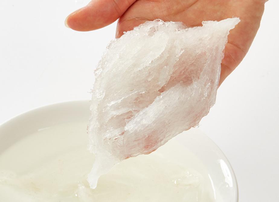 Cách làm yến chưng hạt sen táo đỏ thơm ngon đơn giản tại nhà 5 Ngâm yến trong nước cho đến khi mềm