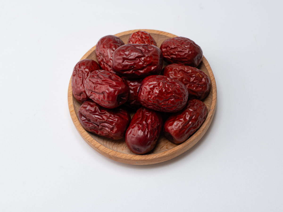 Cách làm yến chưng hạt sen táo đỏ thơm ngon đơn giản tại nhà 2 Táo đỏ có tác dụng dưỡng huyết và an thần