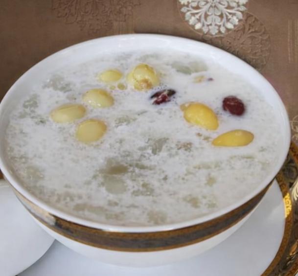 Món yến chưng sữa tươi hạt sen hấp dẫn