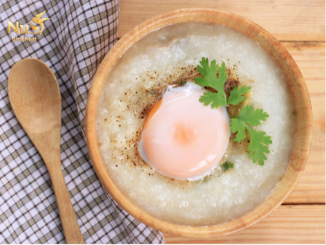 Cháo, súp có dạng lỏng giúp người bệnh dễ nuốt hơn