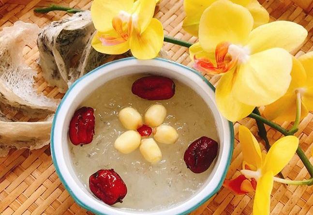 Yến chưng đường phèn táo đỏ hạt sen