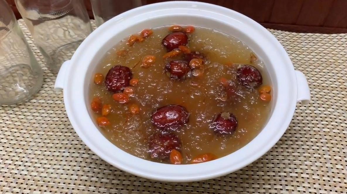 Yến chưng đường phèn táo đỏ kỷ tử hạt sen