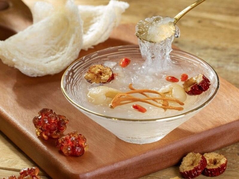 Yến chưng với táo đỏ, kỷ tử và đông trùng hạ thảo