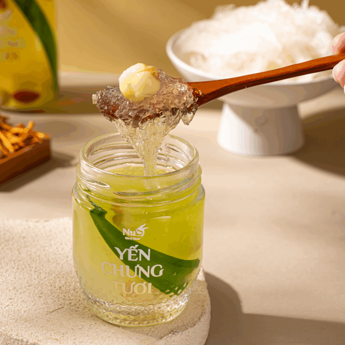 Cách chưng yến với đường phèn, hạt sen và lá dứa